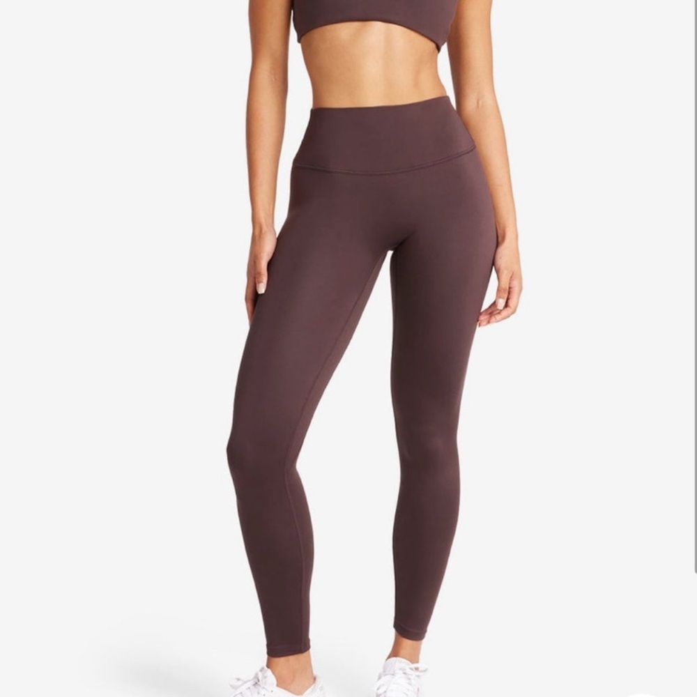 Chic High-Rise Leggings in Rich Brown